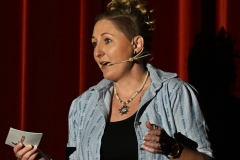 Sara Theiler, Moderatorin.Turnen, ETV Schindellegi, Kränzli 2024 "HEIMATGFÜHL", Freitag, 6. Dezember 2024, 1. Vorstellung, 20.00 Uhr, Maihof, Schindellegi, 400 Zuschauer (ausverkauft), Photo and Copyright by Albert René Kolb/worldfotos.